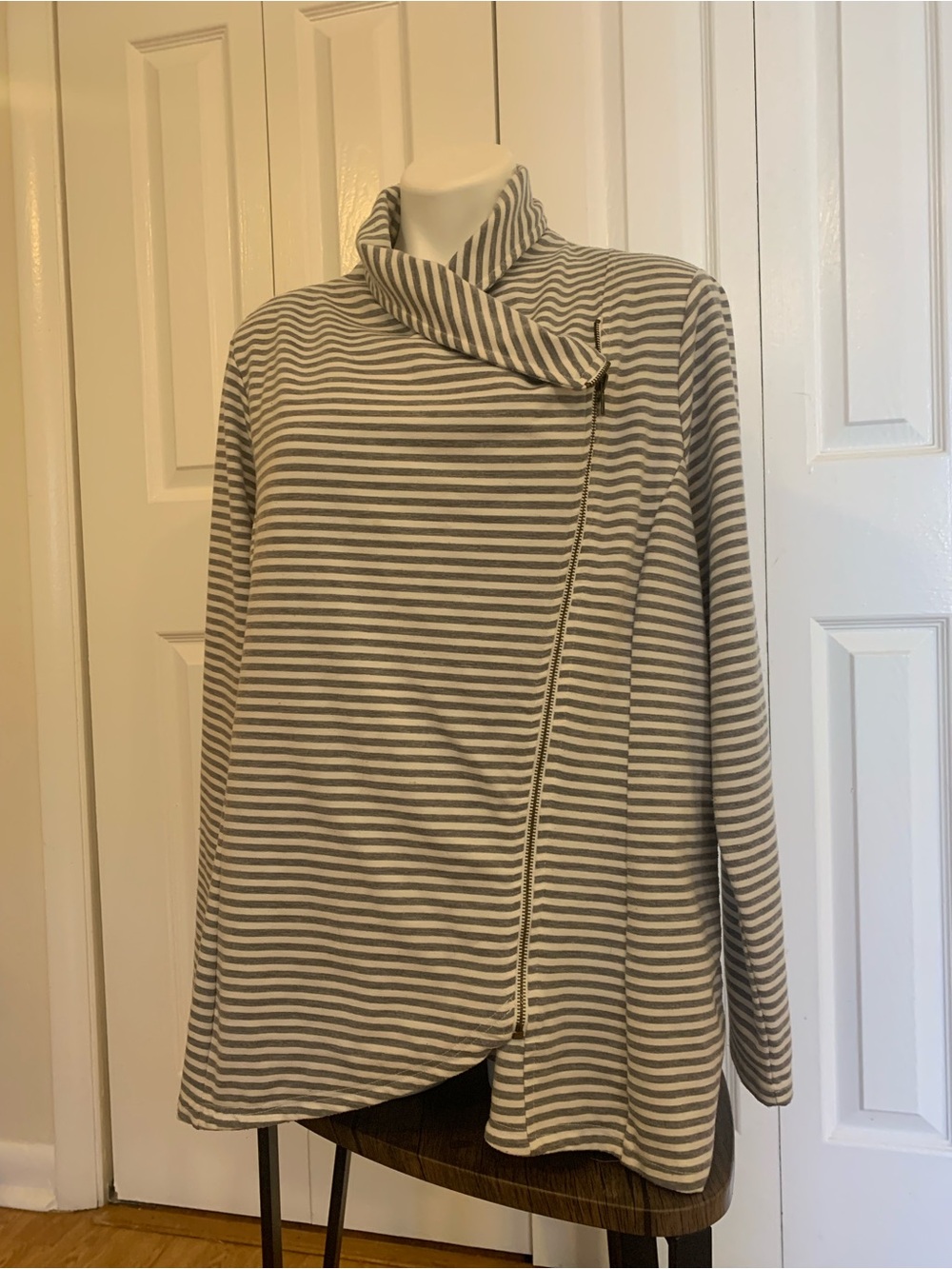 ANDREE BY UNIT Gray and Cream Striped Asymmetrical Turtleneck Sweater